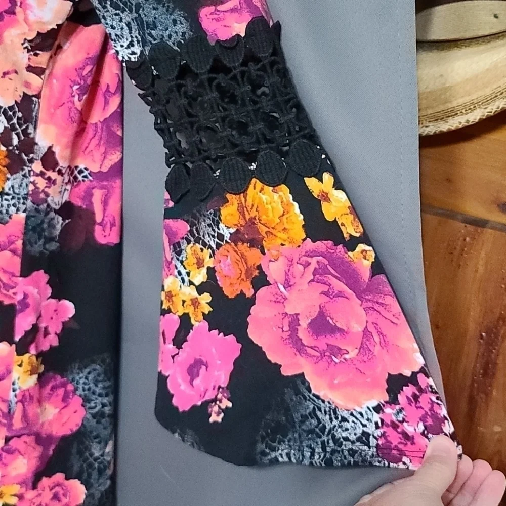 New Directions Soft Colorful Floral Blouse Size S - Picture 3 of 7